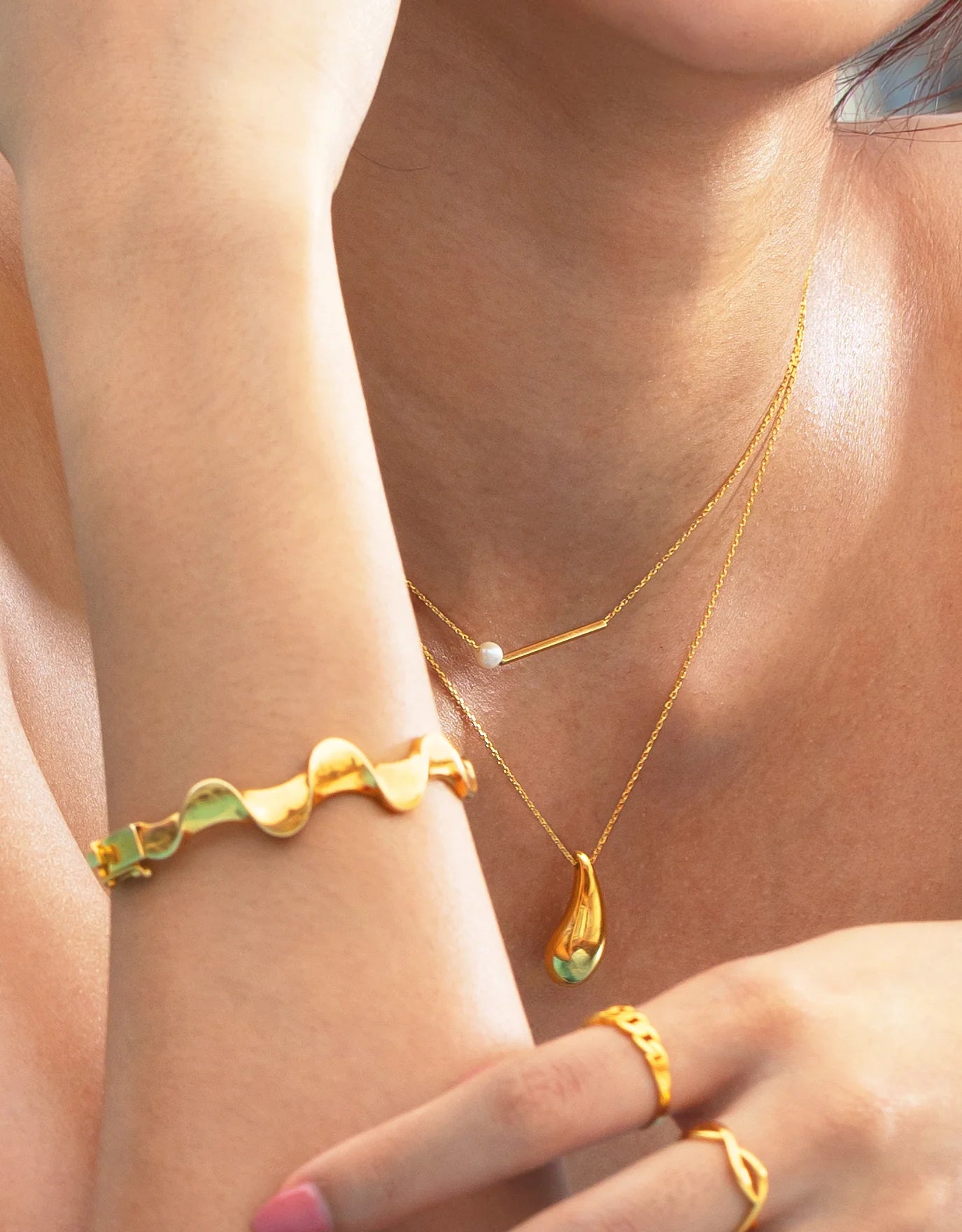 LVC MOD22 Sunlit Dewdrop Gold Necklace