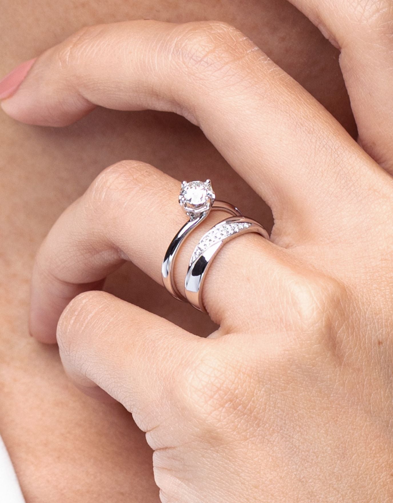 LVC lab grown diamond ring solitaire  with a twisted band in white gold worn by a woman on her ring finger