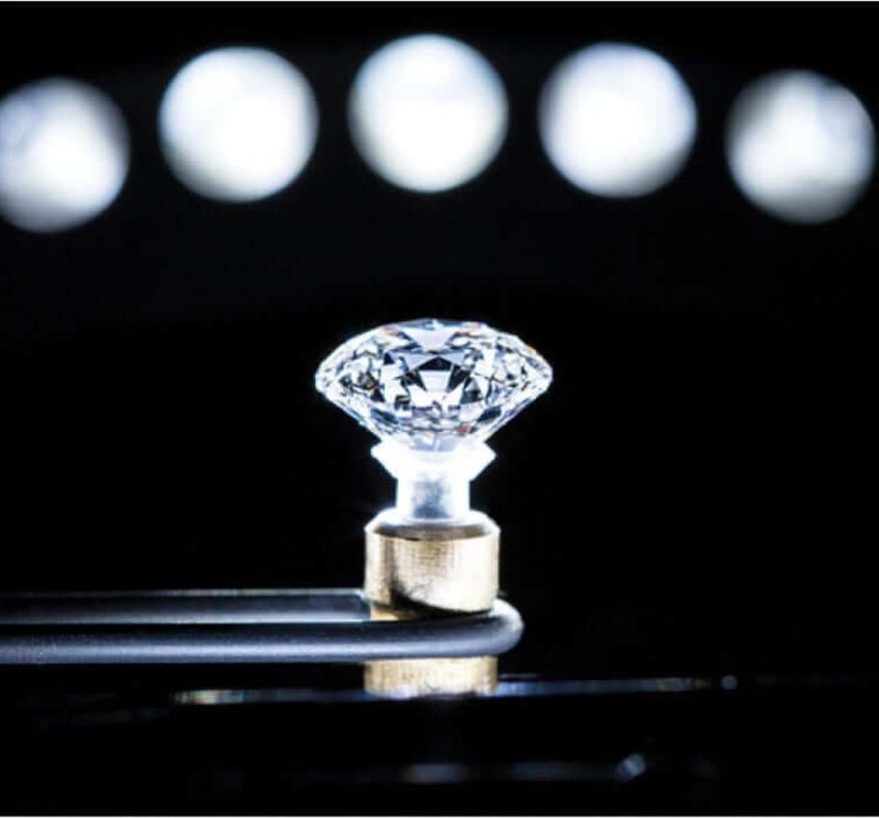 1 carat diamond that is meticulously cut
