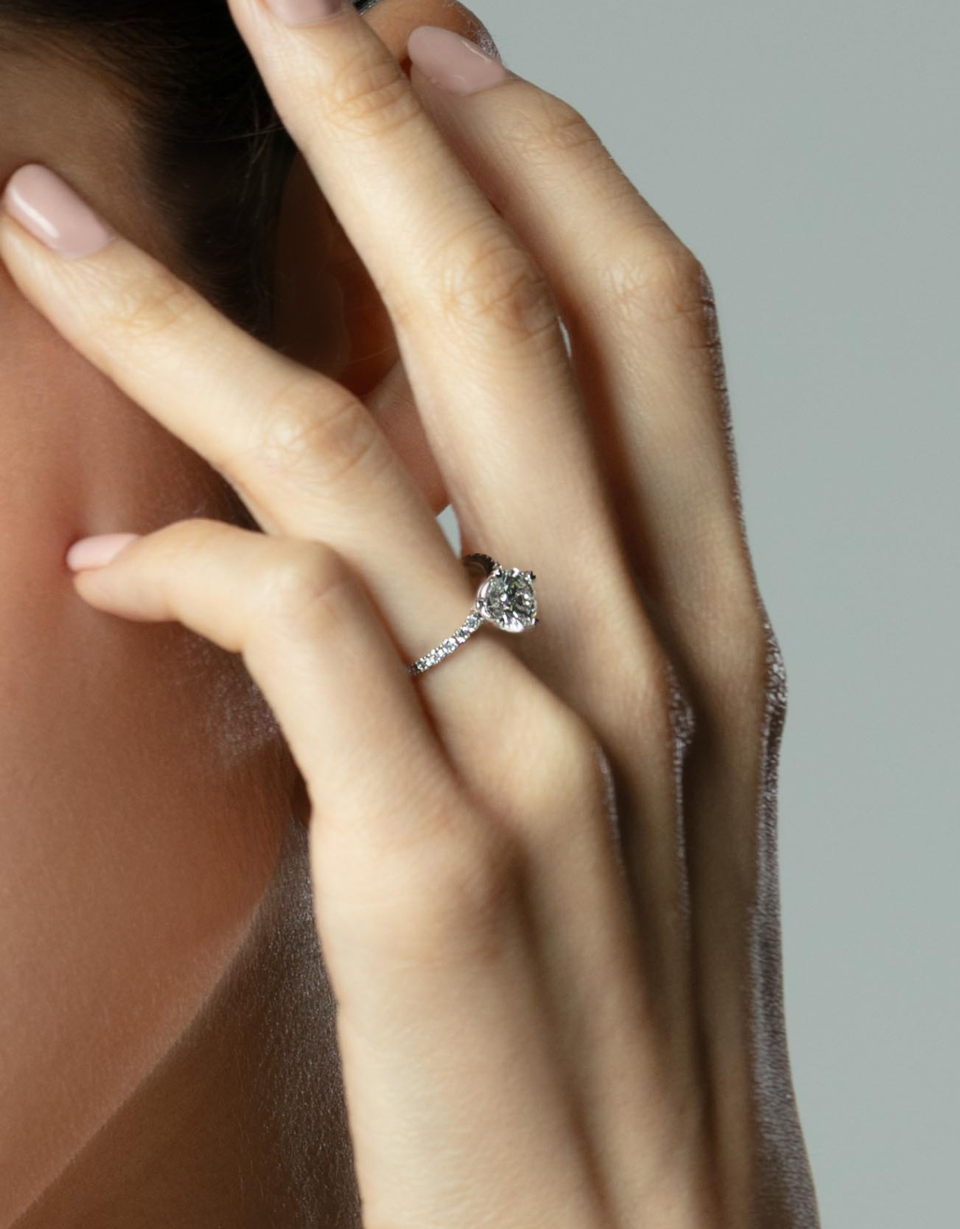 Jenis cincin kahwin perempuan LVC Say Love Elena dalam emas putih, dengan berlian 0.7 karat, dihiasi berlian sisi dan pantulan hati ikonik di tengah berlian
