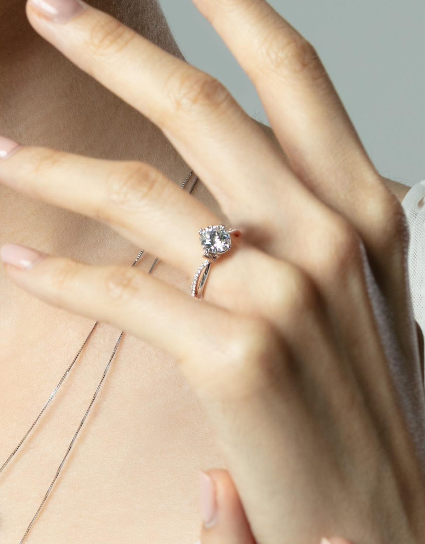 enis cincin nikah perempuan LVC Say Love Odessa Twist dalam emas putih dan ros, dihiasi berlian 0.7 karat dan berlian sisi, dengan pantulan hati ikonik dalam berlian