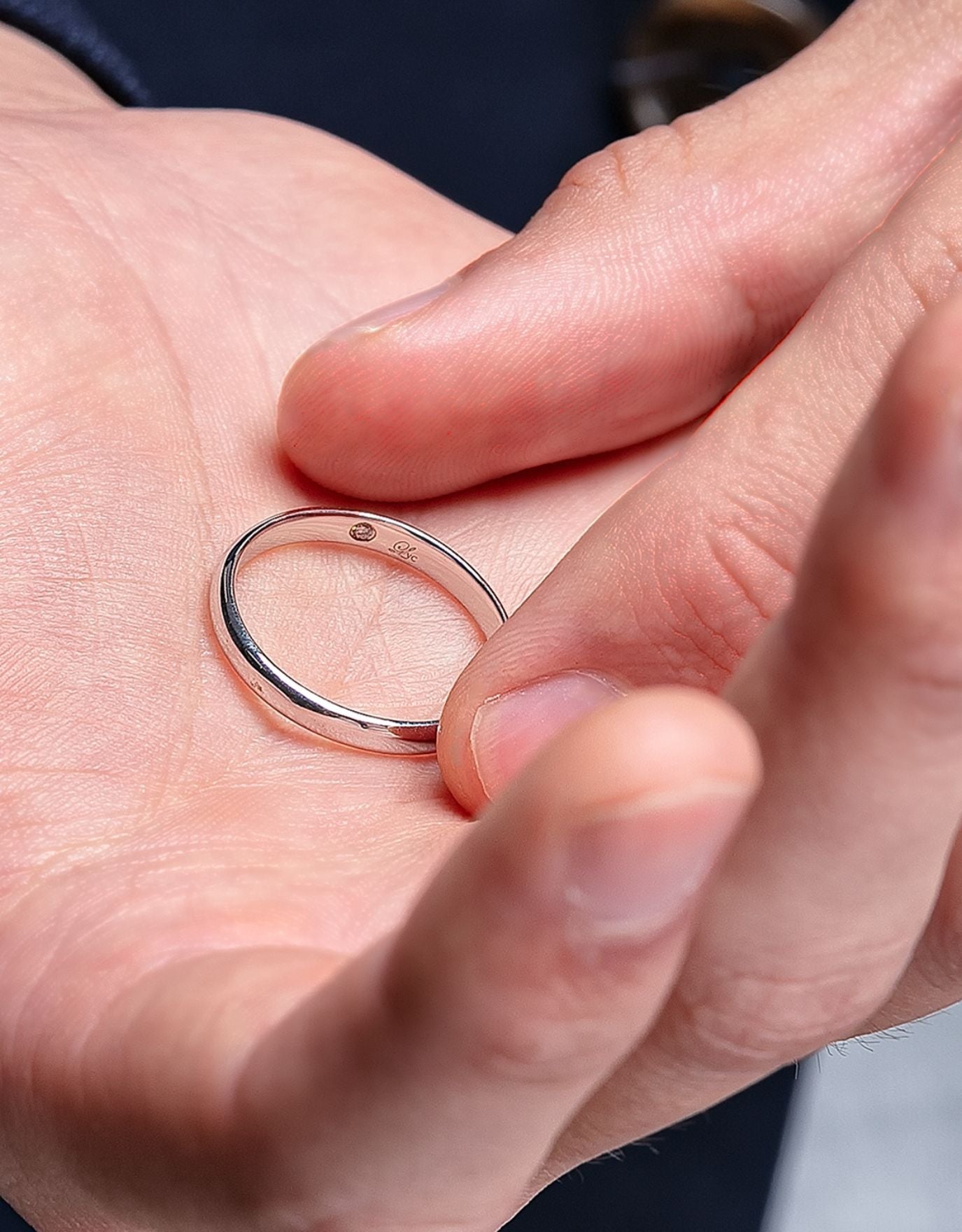 Cincin LVC Classique emas putih dengan berlian dalam, idea hantaran kahwin untuk lelaki.