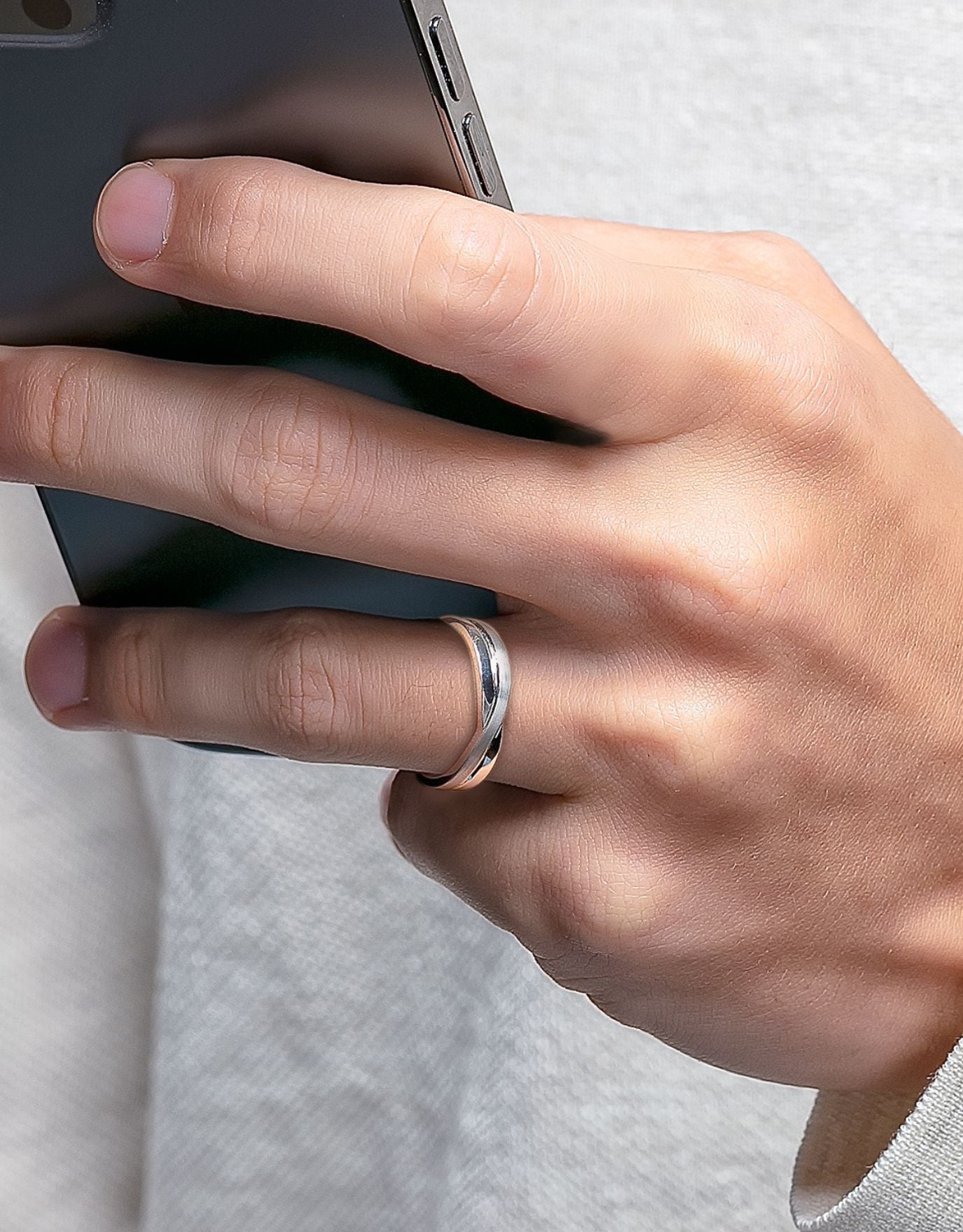 Cincin LVC Purete Bliss platinum dipakai lelaki, simbol penyatuan cinta sebagai hantaran kahwin.