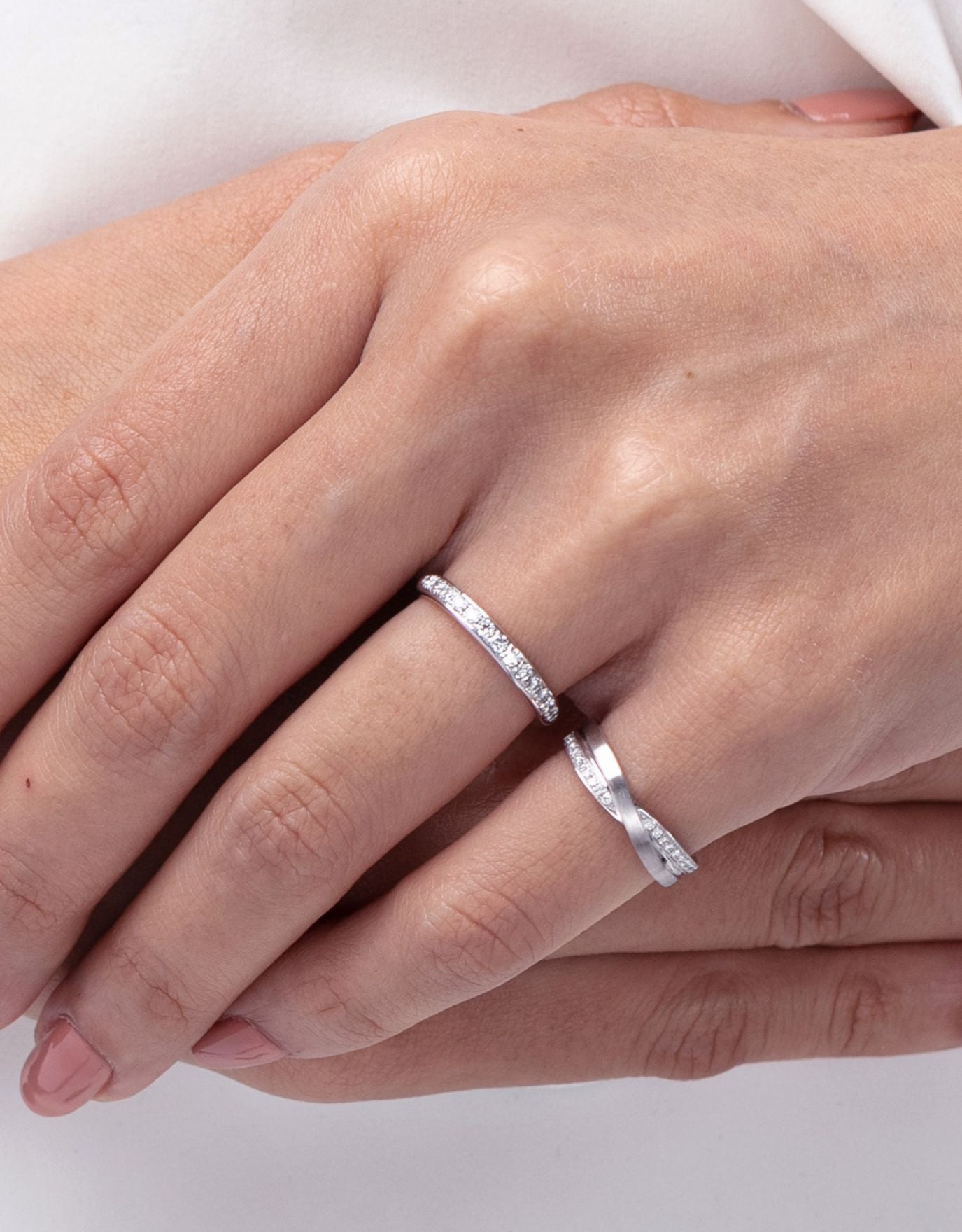 LVC wedding ring in platinum with an intertwined band worn on the little finger