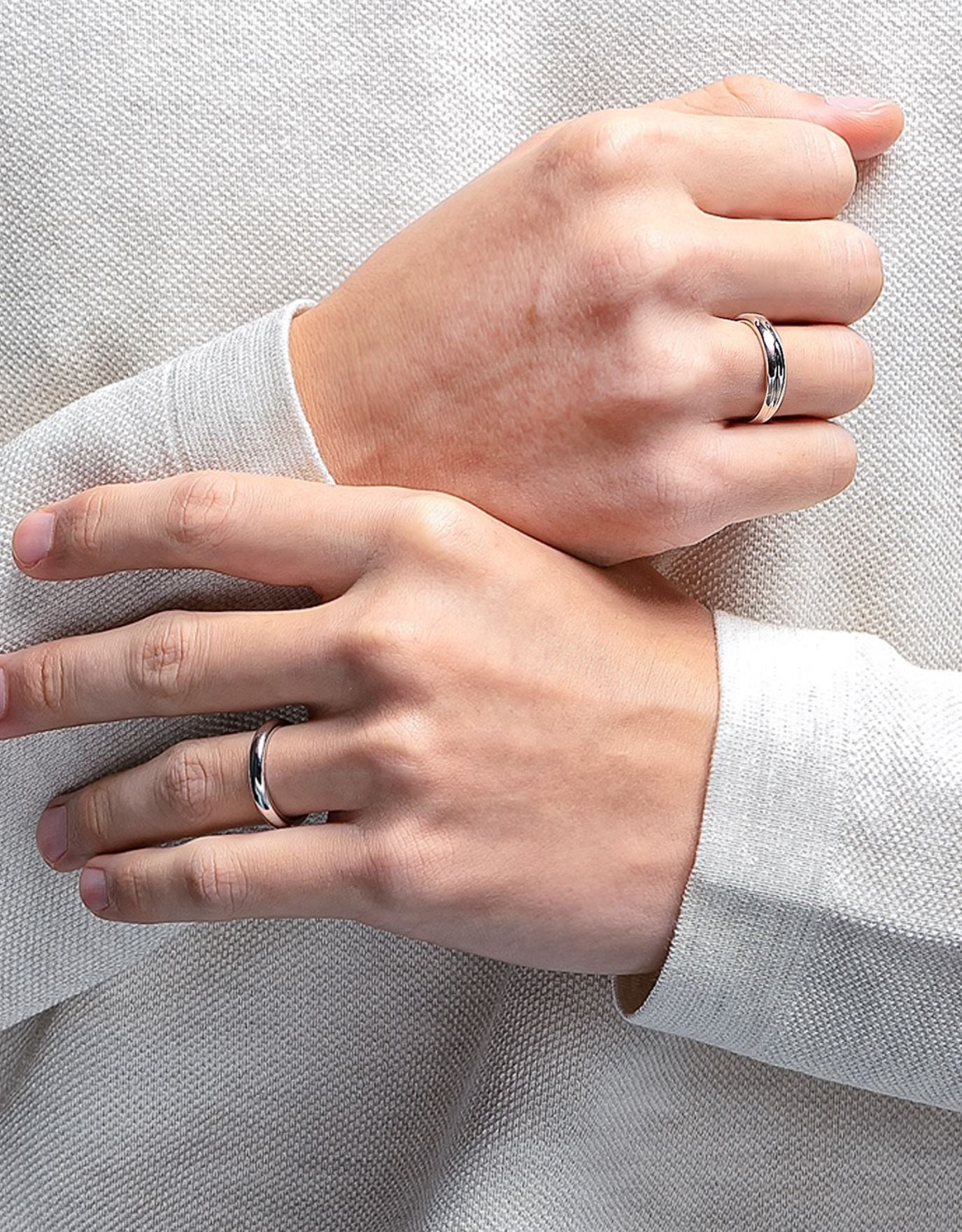 LVC men wedding ring in platinum with dual finish worn by a man on its ring finger