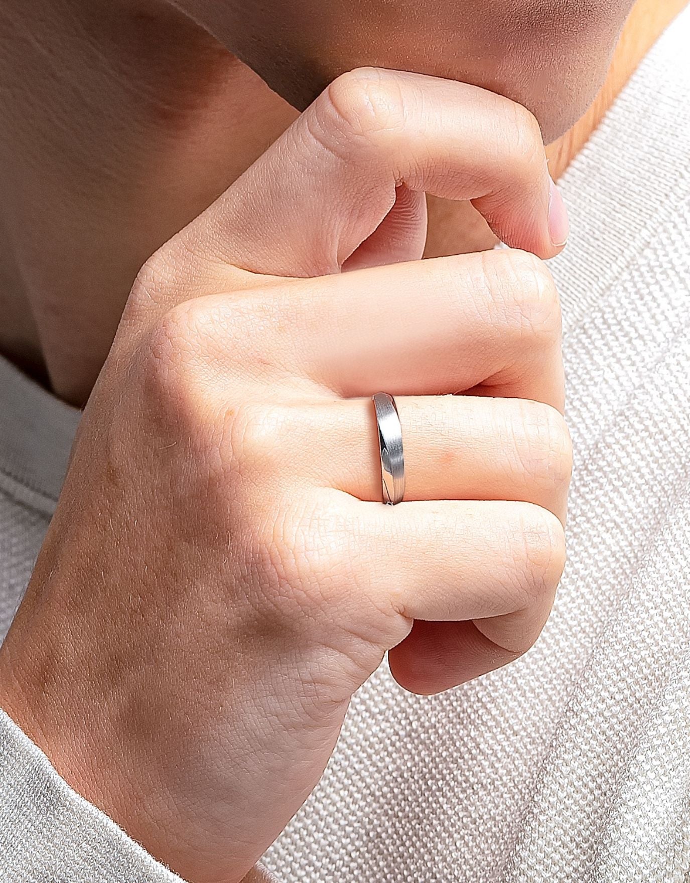 Cincin LVC Purete Classic platinum dipakai lelaki, simbol cinta abadi sebagai hantaran kahwin.