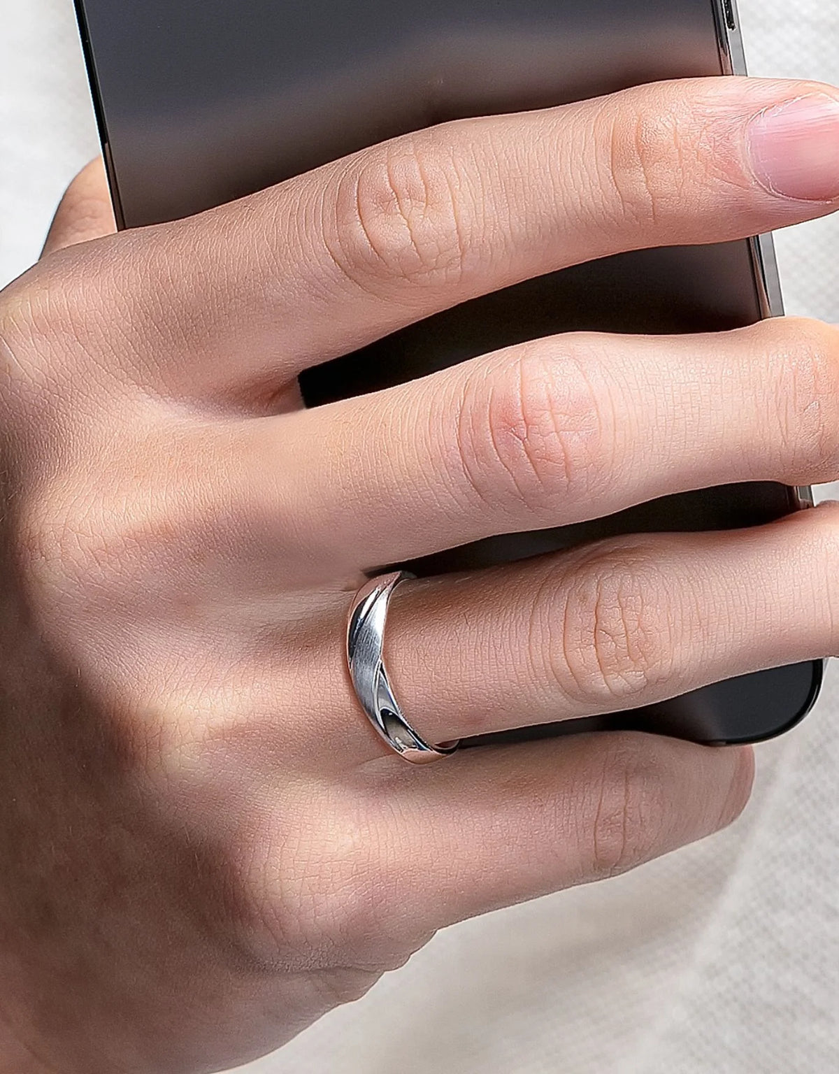 LVC Purete Classic Wedding Band with Layered Matte Finish in Platinum