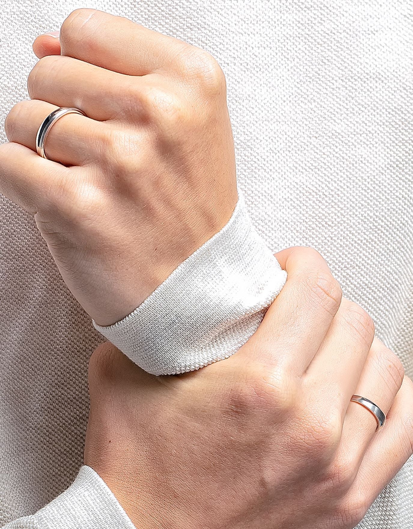 Cincin platinum LVC Purete Duo kemasan matte dan berkilat, idea hantaran kahwin untuk lelaki.