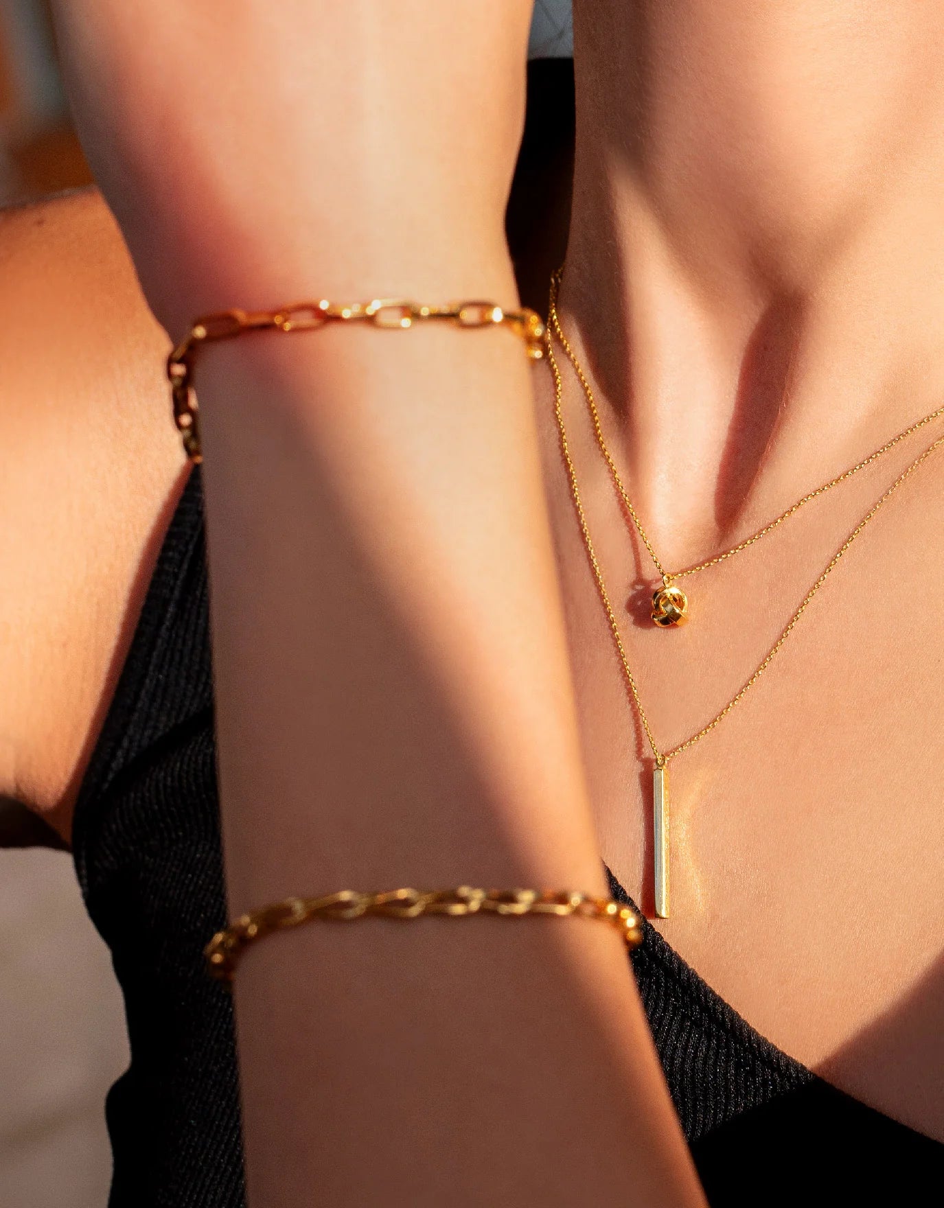 LVC MOD22 Knot & Bar Gold Necklace