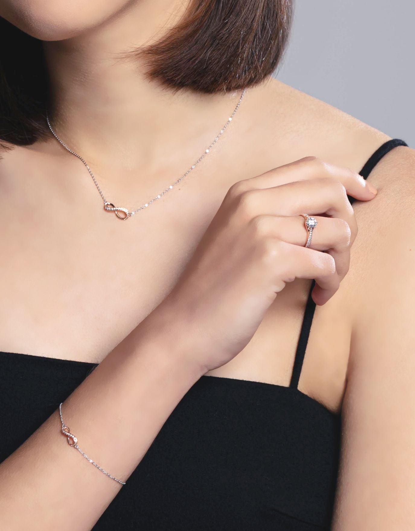 LVC a woman wearing the lab grown diamond ring with 6 prongs on her ring finger