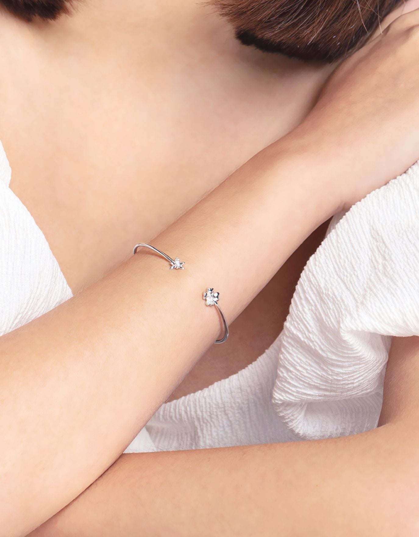 Gelang tangan berlian LVC Charmes Clover, rekaan semanggi empat daun, idea hadiah hantaran kahwin untuk wanita.