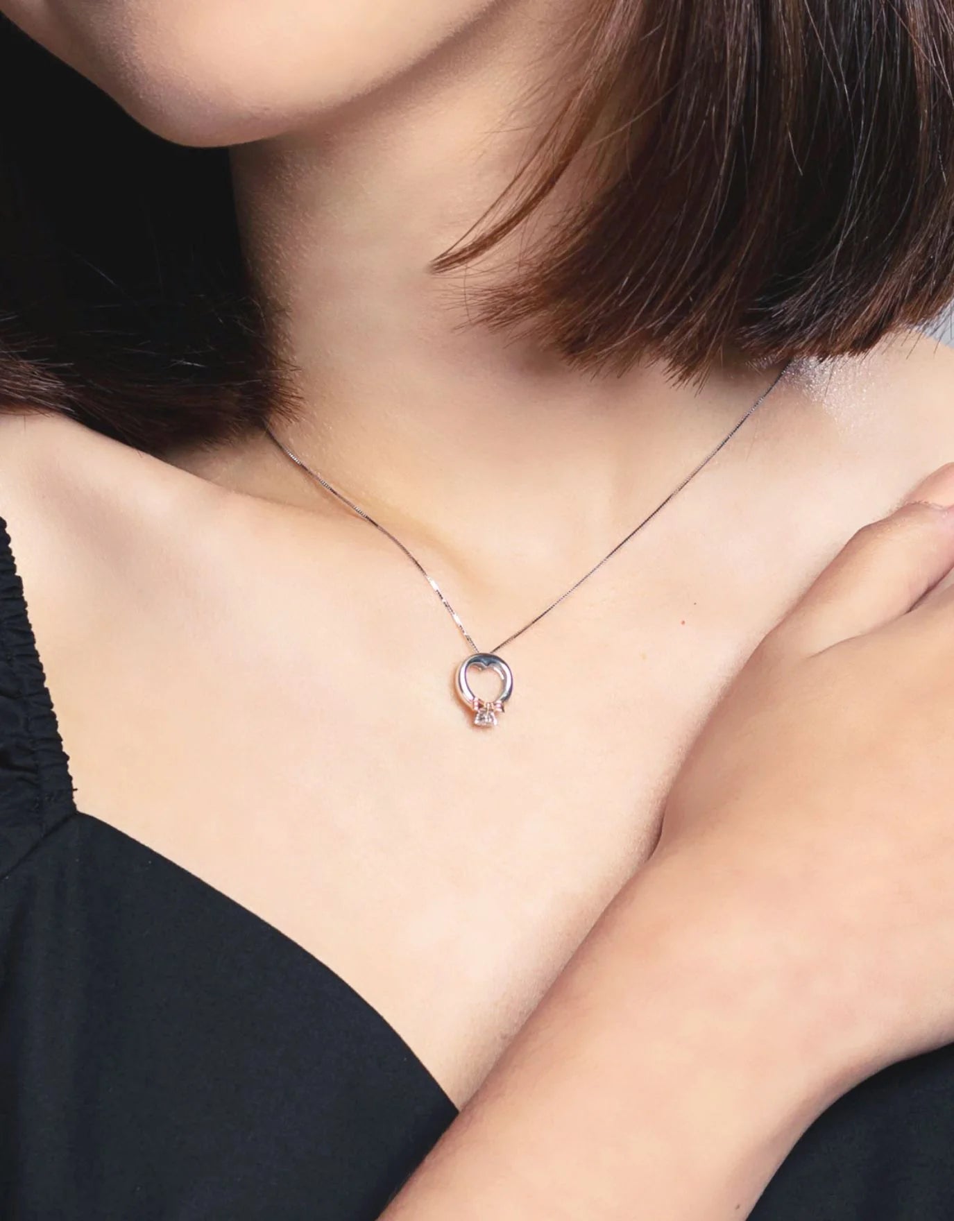 LVC Charmes Bow Mini Ring Diamond Pendant